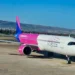 Aereo Wizz Air parcheggiato sulla pista dell'aeroporto di Comiso, da cui partirà il nuovo collegamento diretto per Milano Malpensa