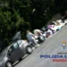 Persona accanto a un cumulo di rifiuti abbandonati lungo una strada a Ragusa durante un controllo della Polizia Locale