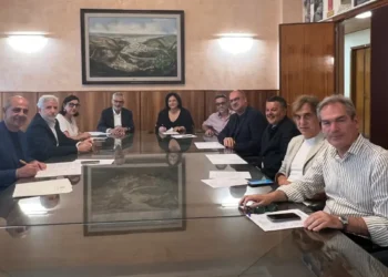 Tavolo riunione con undici persone sedute durante la firma dei protocolli tra il Libero Consorzio e i Comuni della provincia di Ragusa