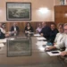 Tavolo riunione con undici persone sedute durante la firma dei protocolli tra il Libero Consorzio e i Comuni della provincia di Ragusa