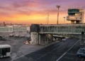 Veduta dell'aeroporto di Catania Fontanarossa con il terminal e le aree di imbarco durante le limitazioni ai voli causate dall'Etna