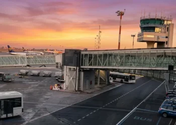 Veduta dell'aeroporto di Catania Fontanarossa con il terminal e le aree di imbarco durante le limitazioni ai voli causate dall'Etna