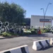 Passeggeri seduti e in attesa davanti al Terminal C dell'aeroporto di Catania dopo la sospensione dei voli causata dall'attività dell'Etna