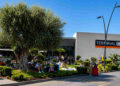Passeggeri in attesa all'esterno del Terminal C dell'aeroporto di Catania dopo la chiusura dello scalo per l'attività dell'Etna.