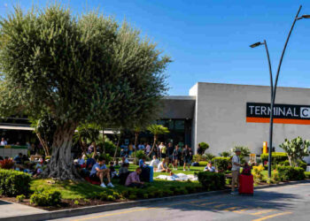 Passeggeri in attesa all'esterno del Terminal C dell'aeroporto di Catania dopo la chiusura dello scalo per l'attività dell'Etna.