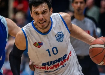 Agustin Fabi, numero 10 della Virtus Ragusa, in maglia SuperConveniente durante una partita di campionato