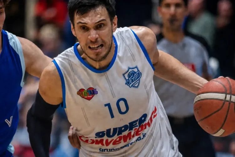 Agustin Fabi, numero 10 della Virtus Ragusa, in maglia SuperConveniente durante una partita di campionato