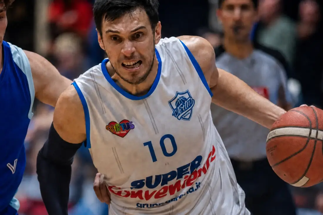 Agustin Fabi, numero 10 della Virtus Ragusa, in maglia SuperConveniente durante una partita di campionato