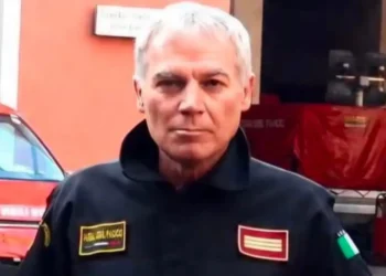 Alessandro Marchì, vigile del fuoco di 59 anni, fotografato in uniforme davanti alla sede dei Vigili del Fuoco.
