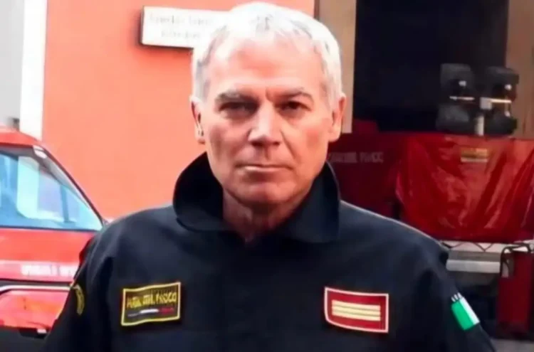 Alessandro Marchì, vigile del fuoco di 59 anni, fotografato in uniforme davanti alla sede dei Vigili del Fuoco.