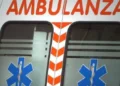 Ambulanza del 118 intervenuta per l'incidente stradale sulla SP 50 a Ispica, dove due auto si sono scontrate causando cinque feriti.