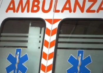 Ambulanza del 118 intervenuta per l'incidente stradale sulla SP 50 a Ispica, dove due auto si sono scontrate causando cinque feriti.