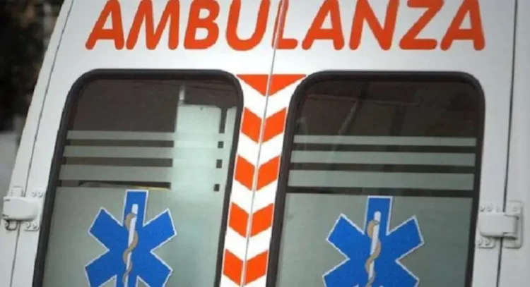 Ambulanza del 118 intervenuta per l'incidente stradale sulla SP 50 a Ispica, dove due auto si sono scontrate causando cinque feriti.