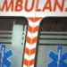 Ambulanza del 118 intervenuta per l'incidente stradale sulla SP 50 a Ispica, dove due auto si sono scontrate causando cinque feriti.