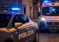 Auto della Polizia di Stato e ambulanza del 118 intervenute a Comiso durante i soccorsi per una grave vicenda di cronaca.