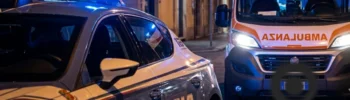 Auto della Polizia di Stato e ambulanza del 118 intervenute a Comiso durante i soccorsi per una grave vicenda di cronaca.
