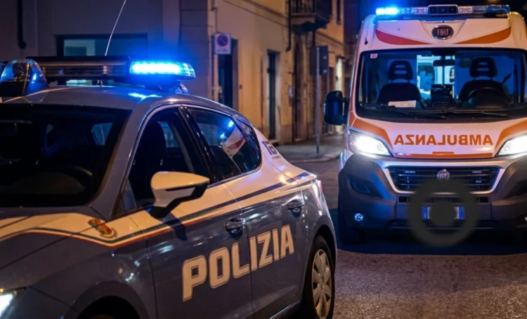 Auto della Polizia di Stato e ambulanza del 118 intervenute a Comiso durante i soccorsi per una grave vicenda di cronaca.