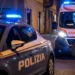 Auto della Polizia di Stato e ambulanza del 118 intervenute a Comiso durante i soccorsi per una grave vicenda di cronaca.