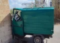 Ape Piaggio verde schiantata contro un muro a Scoglitti dopo un incidente autonomo, probabilmente causato da un malore del conducente