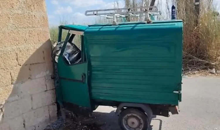 Ape Piaggio verde schiantata contro un muro a Scoglitti dopo un incidente autonomo, probabilmente causato da un malore del conducente