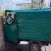 Ape Piaggio verde schiantata contro un muro a Scoglitti dopo un incidente autonomo, probabilmente causato da un malore del conducente