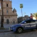 Volante della Polizia di Stato in piazza a Vittoria, davanti alla chiesa madre, palme sullo sfondo