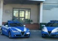 Due auto di servizio della Polizia di Stato parcheggiate davanti all'ingresso del Commissariato di Vittoria