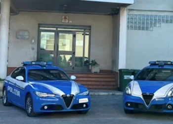 Due auto di servizio della Polizia di Stato parcheggiate davanti all'ingresso del Commissariato di Vittoria
