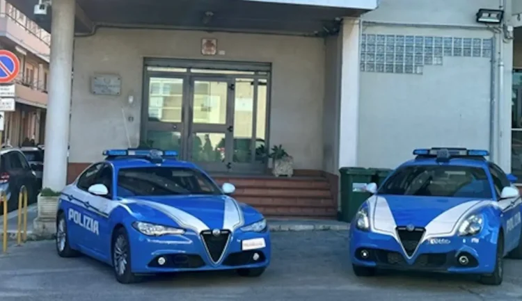 Due auto di servizio della Polizia di Stato parcheggiate davanti all'ingresso del Commissariato di Vittoria