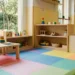 Aula di un asilo nido con tappeti colorati, giochi educativi e arredi per la prima infanzia