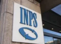Insegna dell'INPS all'esterno di una sede dell'Istituto, immagine utilizzata per illustrare i pagamenti dell'Assegno Unico di agosto 2026