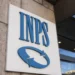 Insegna dell'INPS all'esterno di una sede dell'Istituto, immagine utilizzata per illustrare i pagamenti dell'Assegno Unico di agosto 2026