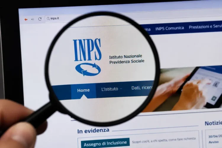 Lente d'ingrandimento sul logo INPS visualizzato sul sito dell'Istituto, immagine che rappresenta i pagamenti dell'Assegno unico di luglio 2026