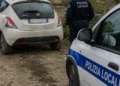 Agenti della Polizia Locale controllano un'auto ritrovata in una strada rurale nelle campagne di Scicli durante un servizio di pattugliamento