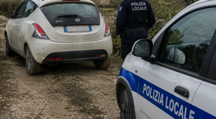 Agenti della Polizia Locale controllano un'auto ritrovata in una strada rurale nelle campagne di Scicli durante un servizio di pattugliamento