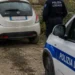 Agenti della Polizia Locale controllano un'auto ritrovata in una strada rurale nelle campagne di Scicli durante un servizio di pattugliamento