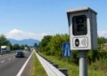 Autovelox installato a bordo di una strada extraurbana mentre controlla la velocità dei veicoli in transito