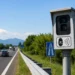 Autovelox installato a bordo di una strada extraurbana mentre controlla la velocità dei veicoli in transito
