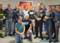 Foto di gruppo con rappresentanti delle Forze dell'Ordine, Vigili del Fuoco, Guardia di Finanza e Avis Ragusa durante l'iniziativa dedicata alla donazione di sangue in memoria di Paolo Borsellino.