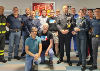 Foto di gruppo con rappresentanti delle Forze dell'Ordine, Vigili del Fuoco, Guardia di Finanza e Avis Ragusa durante l'iniziativa dedicata alla donazione di sangue in memoria di Paolo Borsellino.