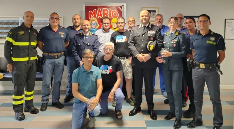 Foto di gruppo con rappresentanti delle Forze dell'Ordine, Vigili del Fuoco, Guardia di Finanza e Avis Ragusa durante l'iniziativa dedicata alla donazione di sangue in memoria di Paolo Borsellino.