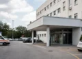 Ingresso di un ospedale italiano, immagine simbolica legata al caso del bimbo morto a Catanzaro