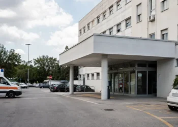 Ingresso di un ospedale italiano, immagine simbolica legata al caso del bimbo morto a Catanzaro