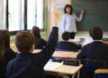 Studente in aula di una scuola durante una lezione, immagine a corredo dell'articolo sul bonus fino a 1.500 euro per gli studenti delle scuole paritarie previsto nel 2026