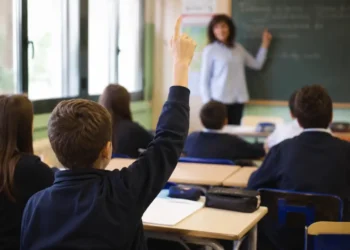 Studente in aula di una scuola durante una lezione, immagine a corredo dell'articolo sul bonus fino a 1.500 euro per gli studenti delle scuole paritarie previsto nel 2026