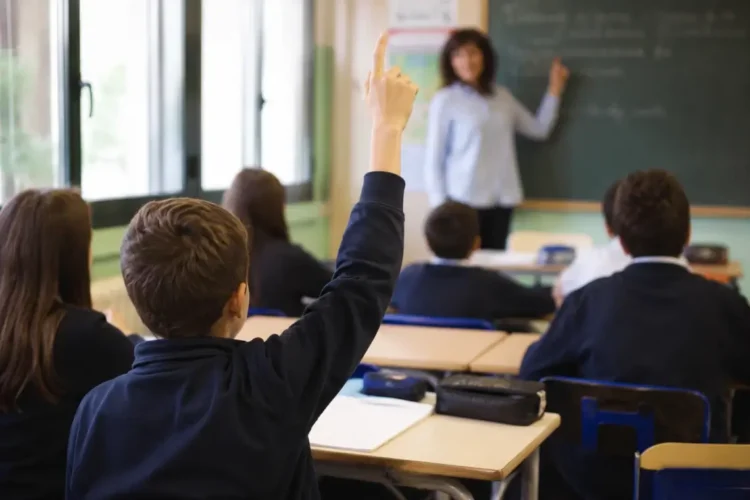 Studente in aula di una scuola durante una lezione, immagine a corredo dell'articolo sul bonus fino a 1.500 euro per gli studenti delle scuole paritarie previsto nel 2026