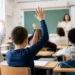 Studenti in aula durante una lezione con la mano alzata, immagine utilizzata per illustrare il bonus 2026 destinato alle famiglie con figli iscritti alle scuole paritarie