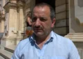 Bruno Mirabella davanti al Municipio di Scicli