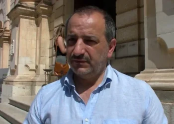 Bruno Mirabella davanti al Municipio di Scicli