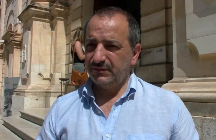 Bruno Mirabella davanti al Municipio di Scicli